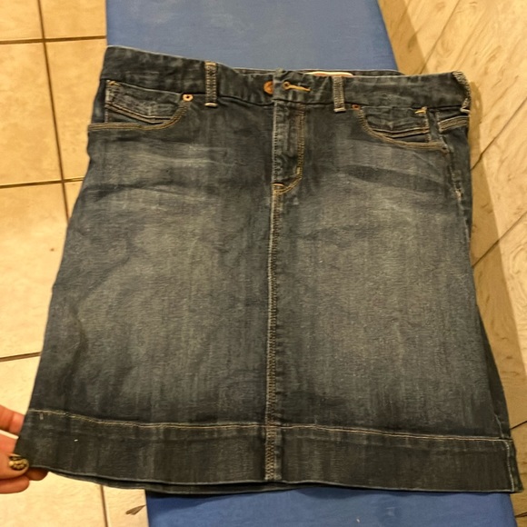 GAP Dresses & Skirts - Gap denim skirt with 2 front & 2 back pockets.